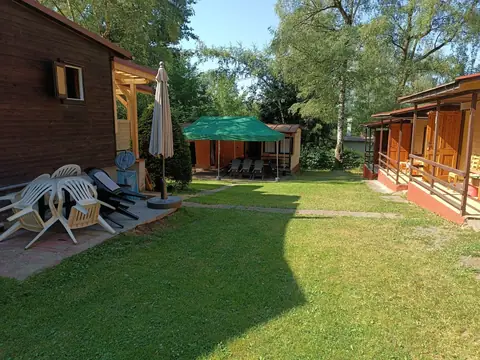 Posezení a lehátka pod slunečníkem v areálu