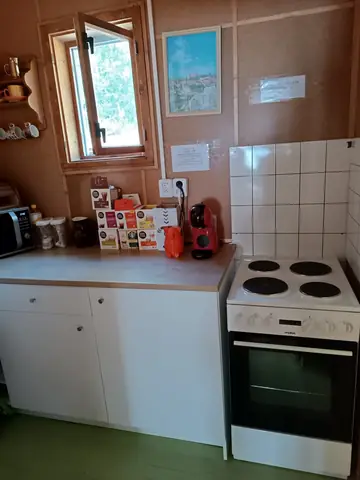 Vybavená kuchyňka chatky se sporákem