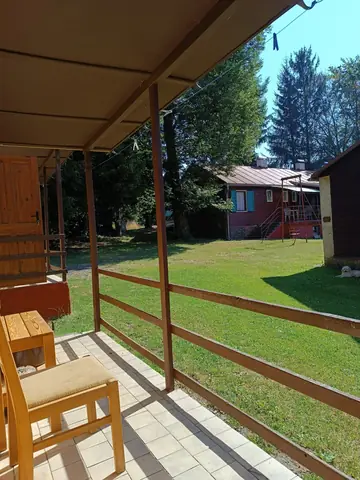 Výhled z verandy chatky do areálu