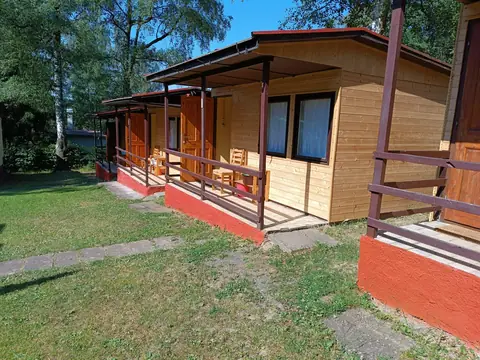 Chatky s krytými terasami za slunečného dne