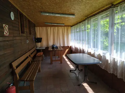 Krytá veranda horní chaty s posezením