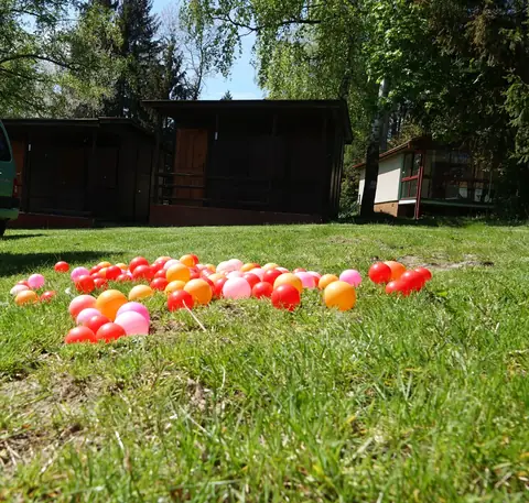 Barevné míčky na trávě při hrách pro děti