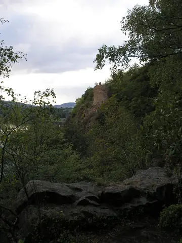 Skály nad přehradou u zříceniny Oheb