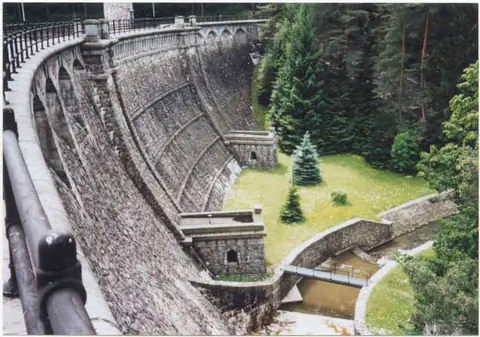 Kamenná hráz vodní nádrže Pařížov