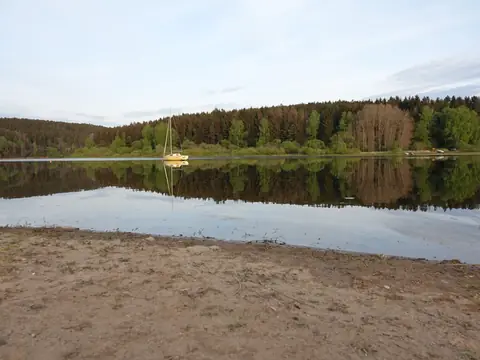 Písčitý vstup do vody na pláži Sečské přehrady