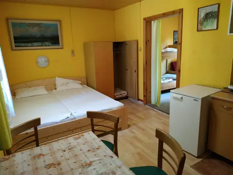 Ložnice pokoje č. 7 s manželskou postelí