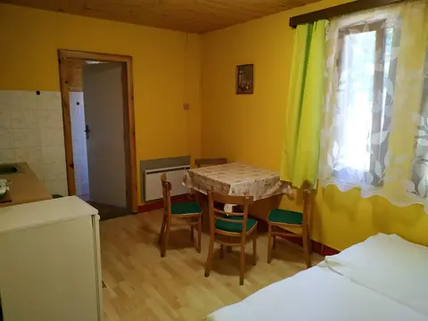 Kuchyňský kout s jídelním stolem
