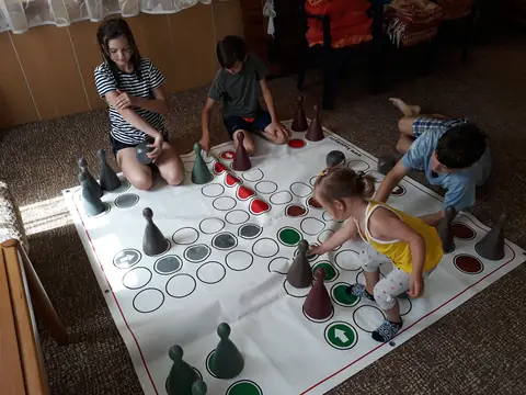 Děti při hře ve společenské místnosti