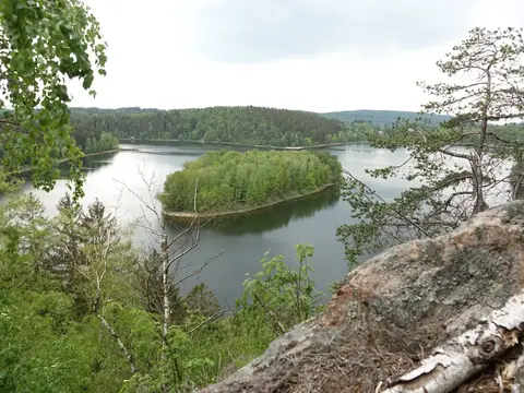 Výhled na Sečskou přehradu s ostrovem