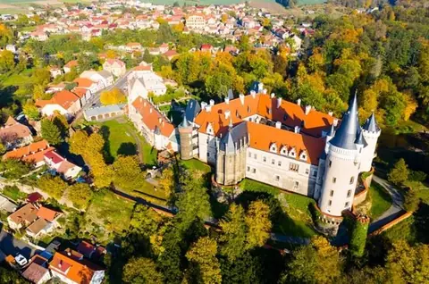Zámek Žleby s parkem z ptačí perspektivy
